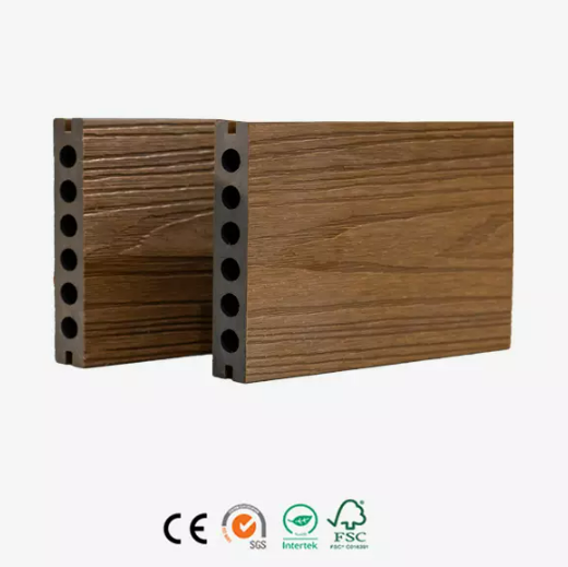 Il decking in WPC è scivoloso quando è bagnato?