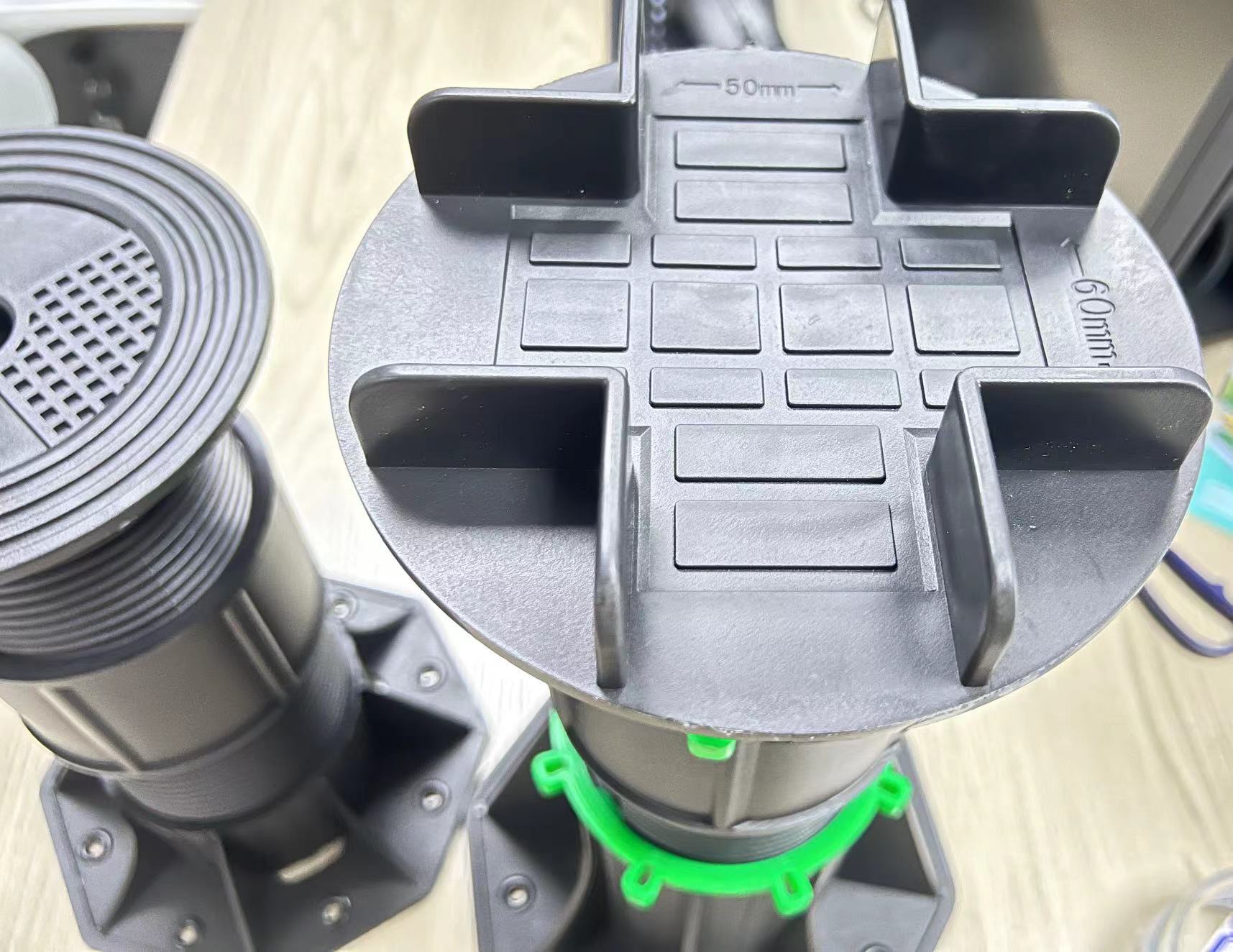 Piedistallo regolabile