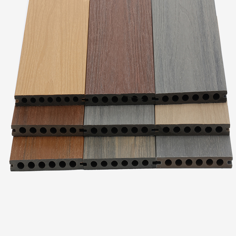 Il decking composito è scivoloso quando è bagnato?