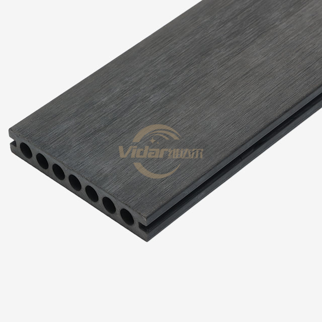 Profili di superficie del decking in WPC a confronto in una configurazione paesaggistica in giardino