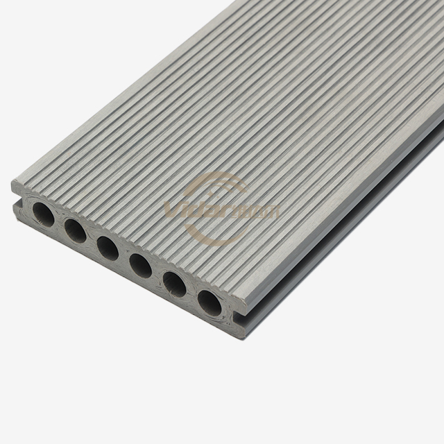 Struttura con spaziatura e spazi adeguati per installazioni di decking compositi