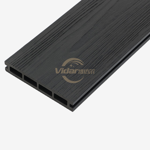 Decking composito tradizionale vs. ricoperto