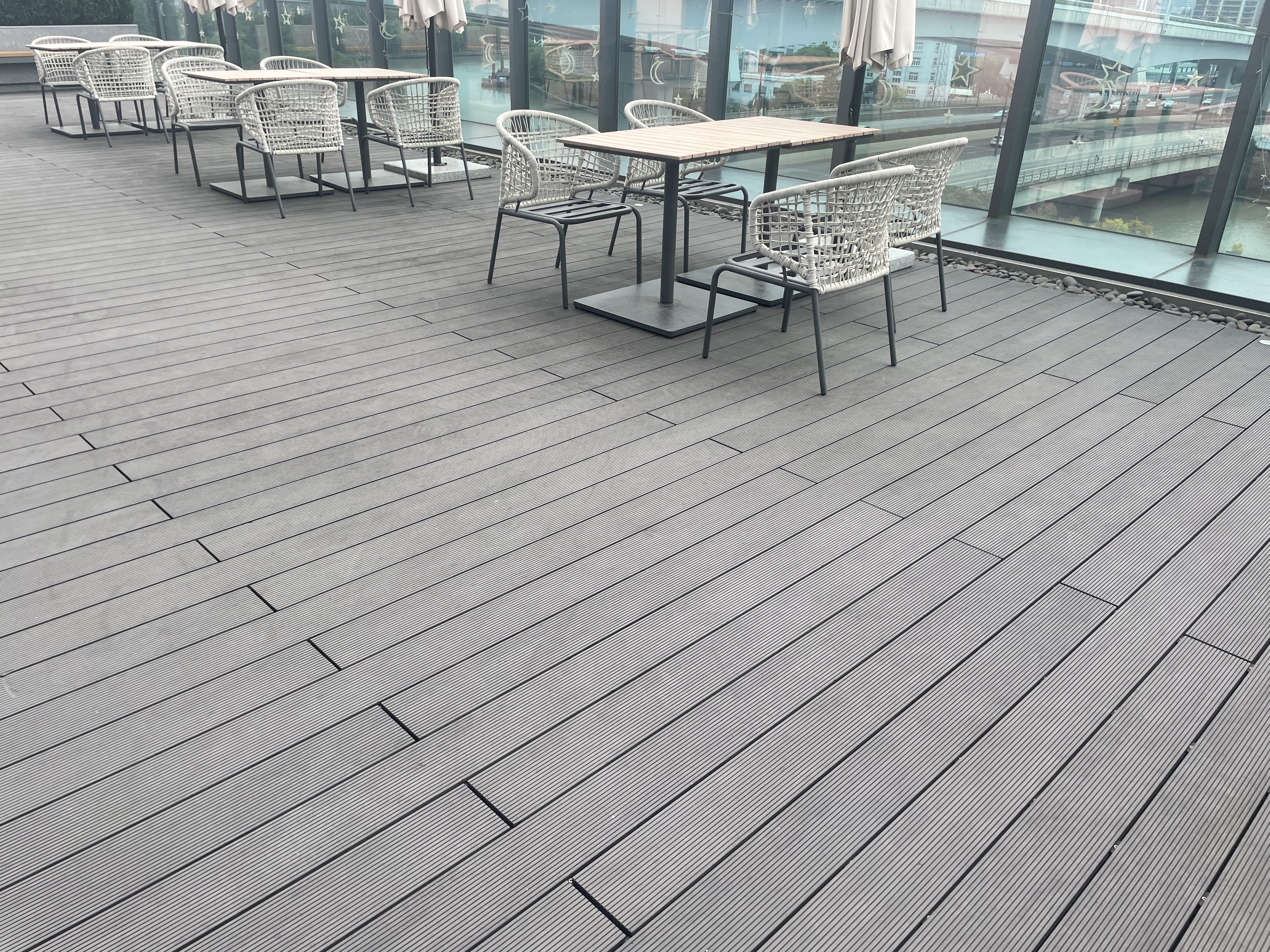 Pannelli per decking in WPC coestrusione che mostrano colori e texture naturali del legno